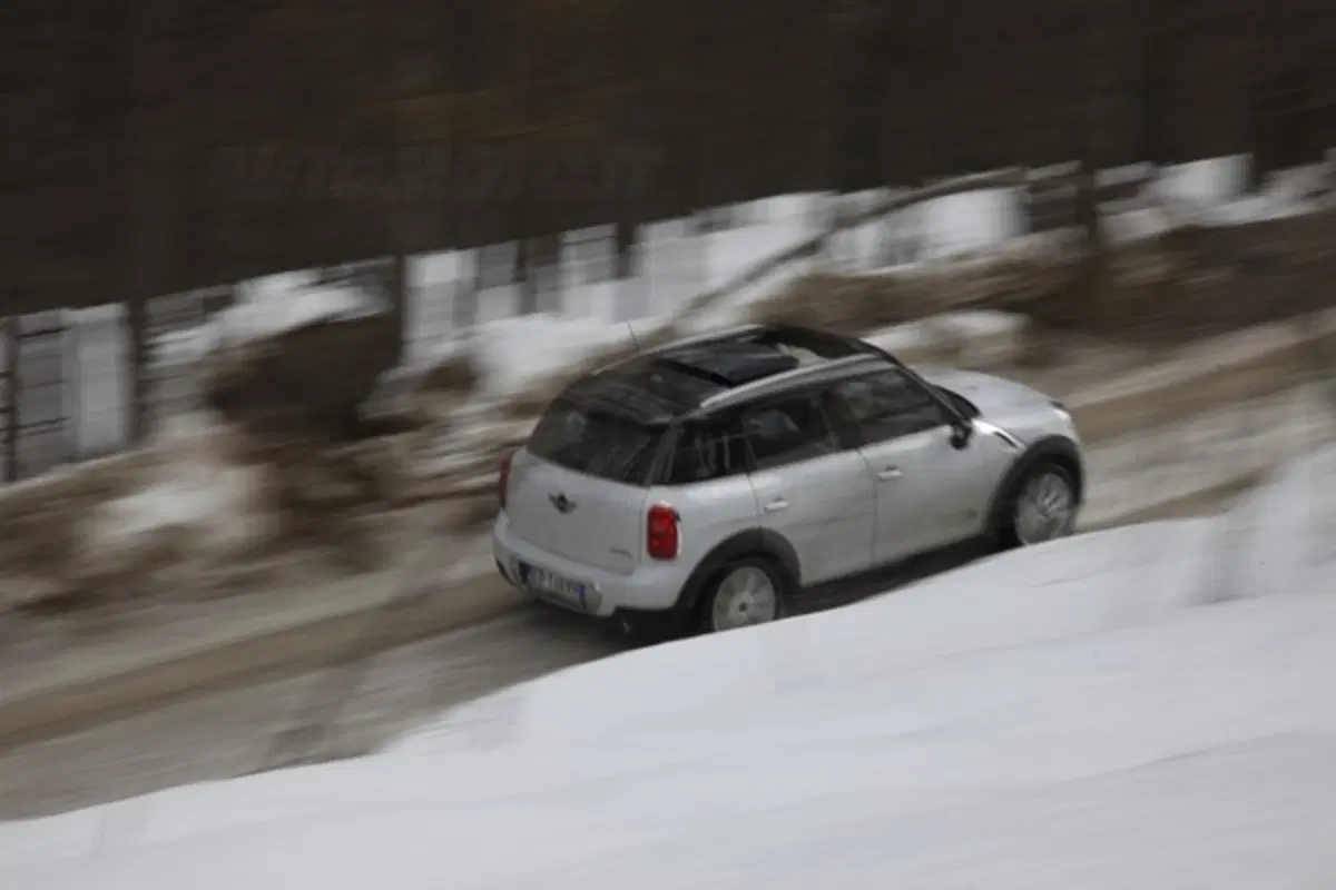 Su ghiaccio e neve con la Mini Countryman All4 (2)
