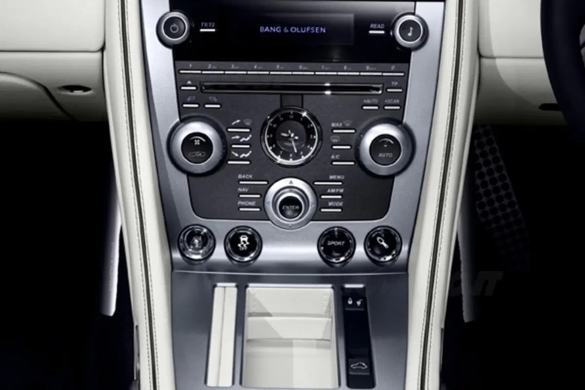 Aston Martin Virage (23)