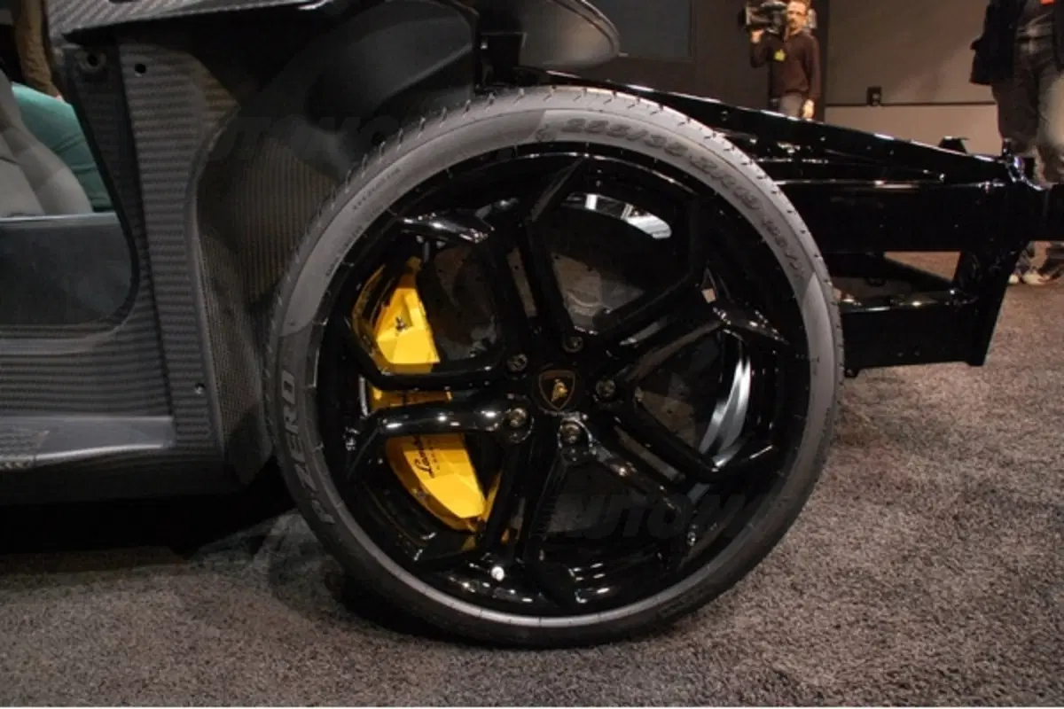 Lamborghini Aventador ai raggi X (35)