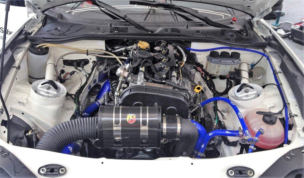 il vano motore (derivazione 1.8 T Alfa Romeo) della 124 Rally Abarth pronta a gareggiare