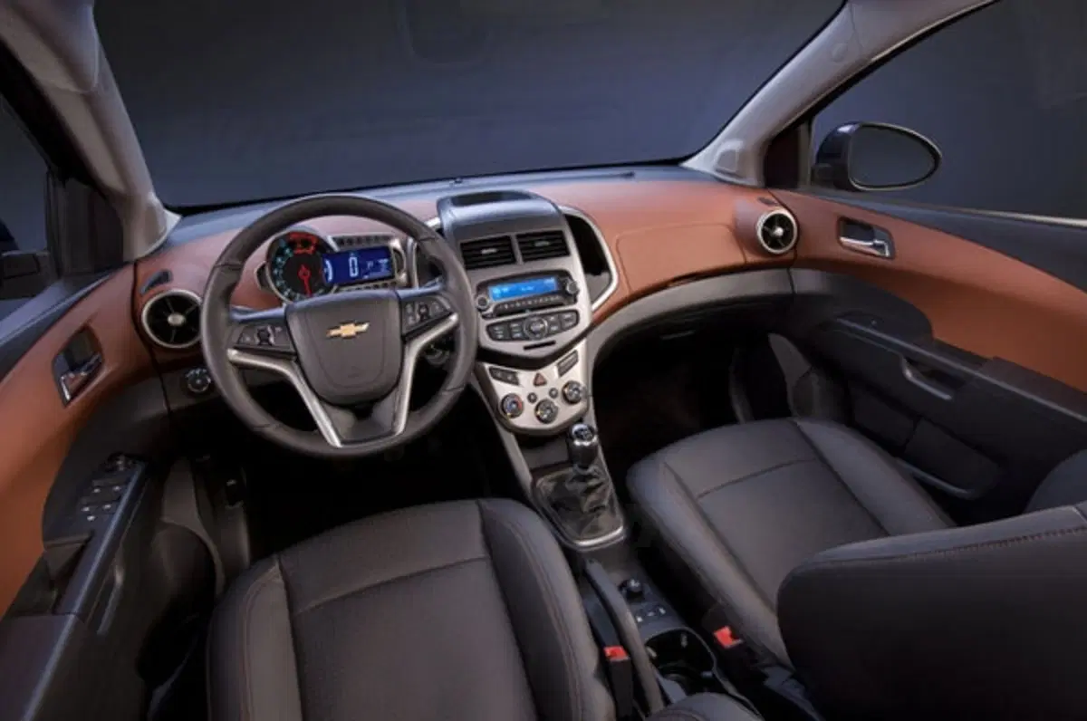 Chevrolet Aveo berlina (6)
