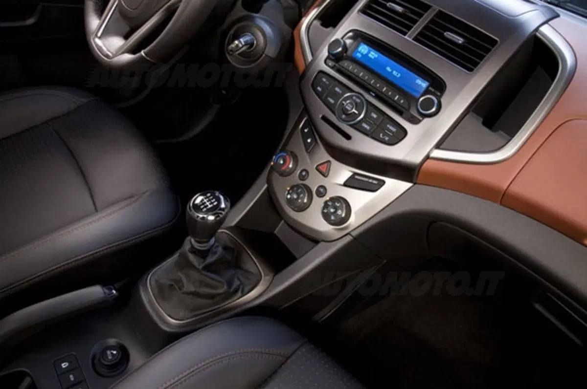Chevrolet Aveo berlina (7)