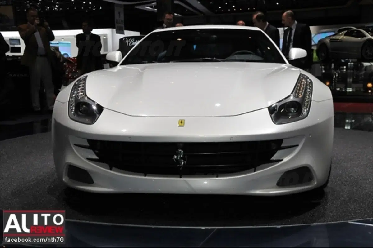 Ferrari FF - a Ginevra anche bianca
