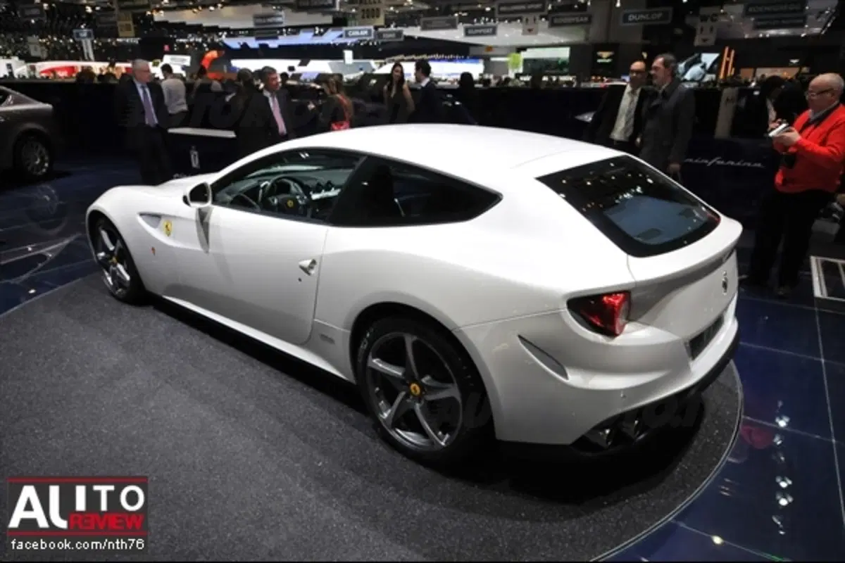 Ferrari FF - a Ginevra anche bianca (3)