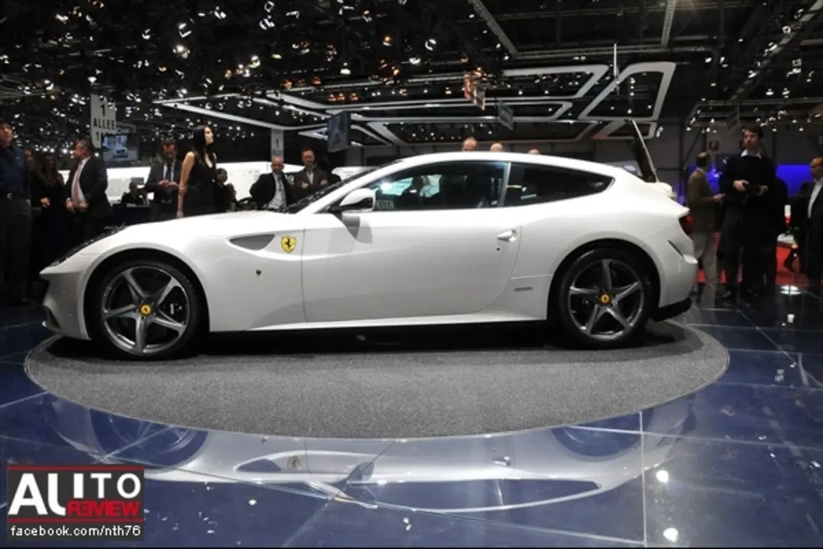 Ferrari FF - a Ginevra anche bianca (4)