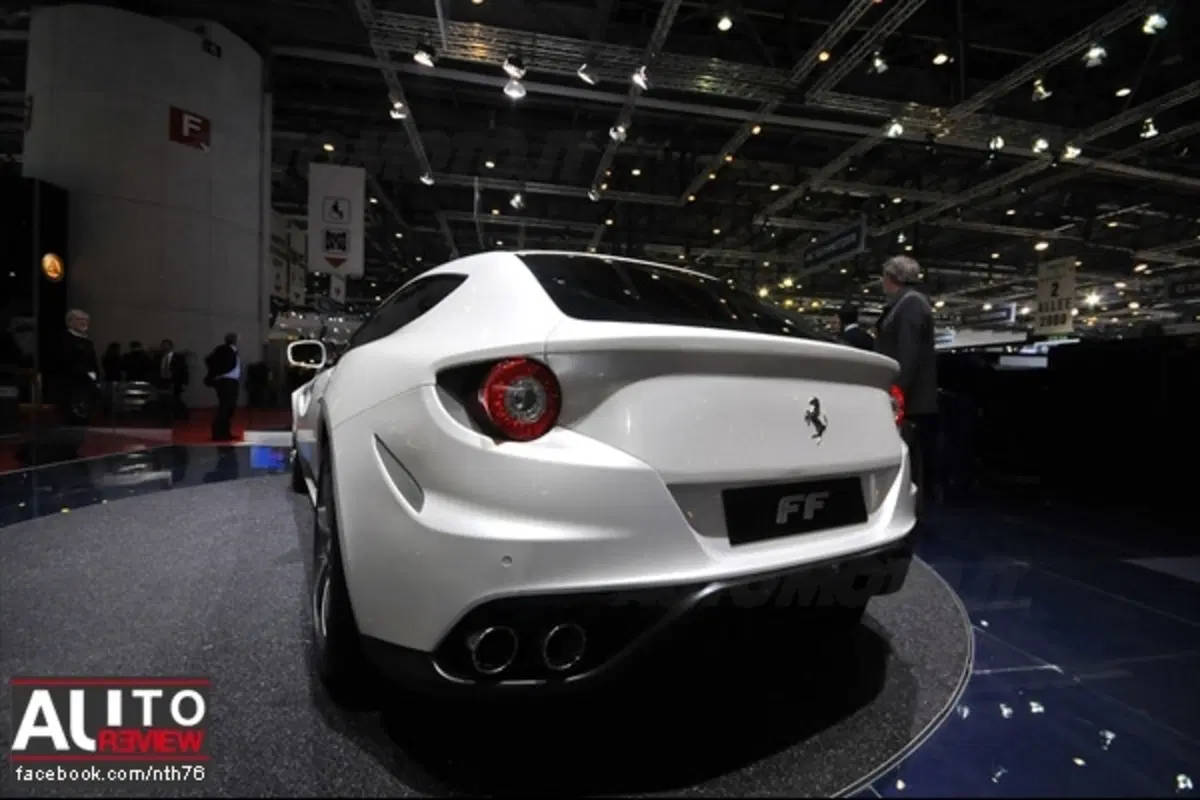 Ferrari FF - a Ginevra anche bianca (5)