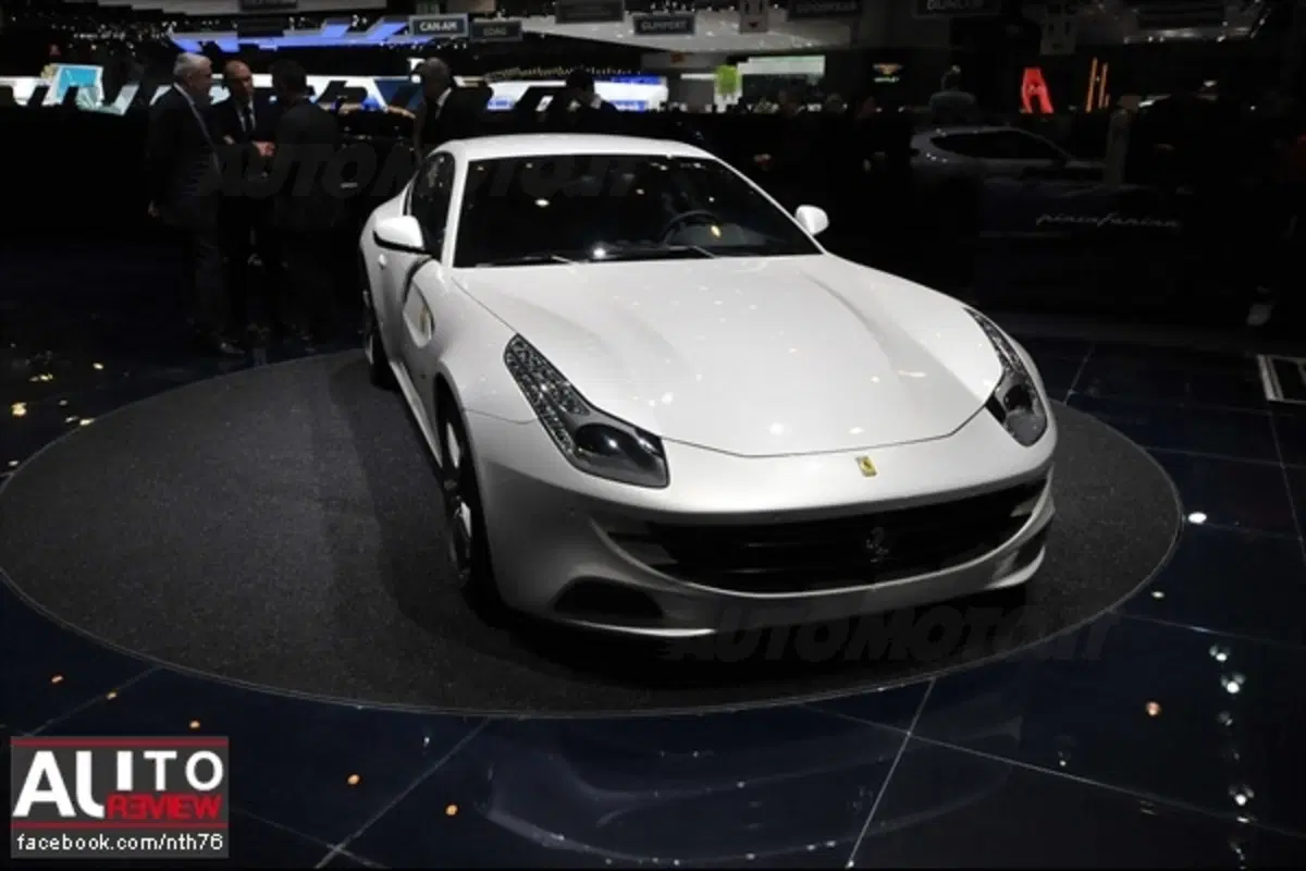 Ferrari FF - a Ginevra anche bianca (6)