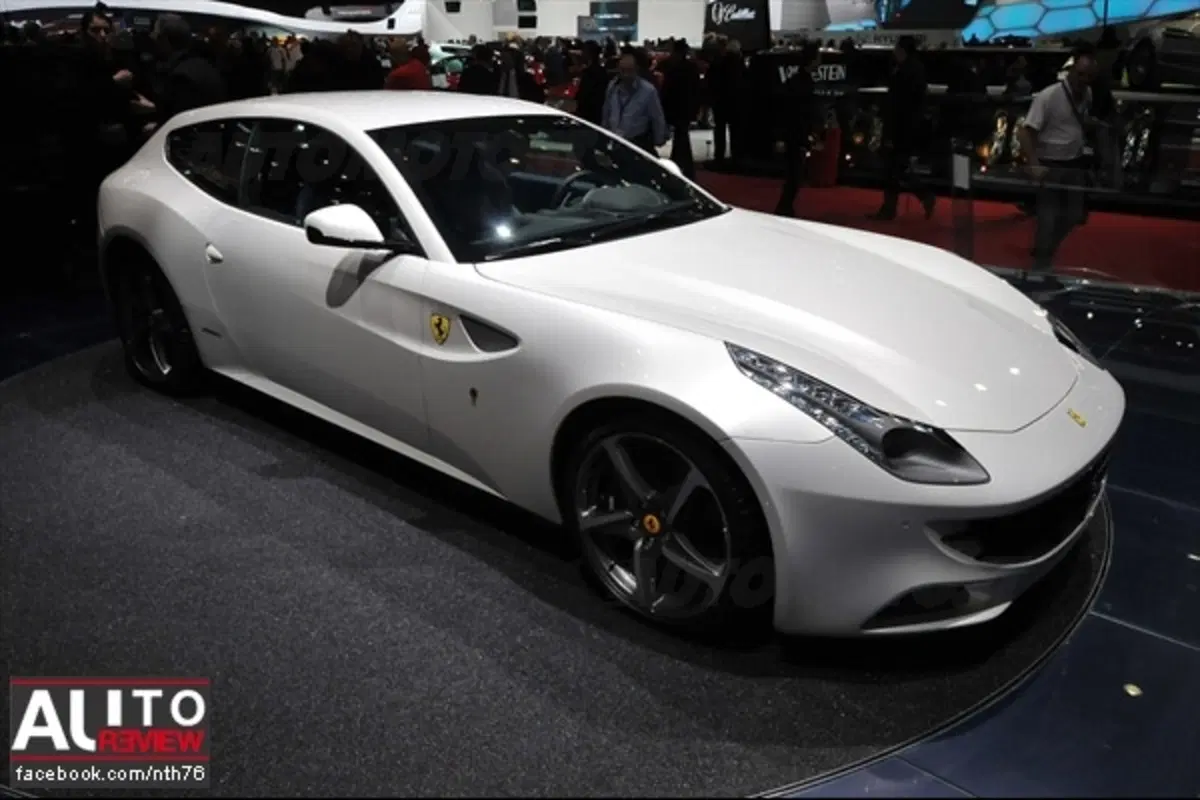 Ferrari FF - a Ginevra anche bianca (7)