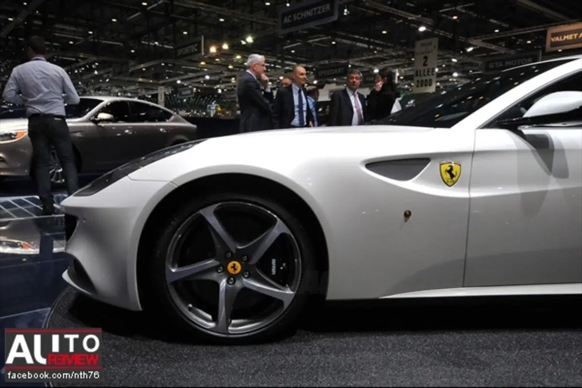 Ferrari FF - a Ginevra anche bianca (9)