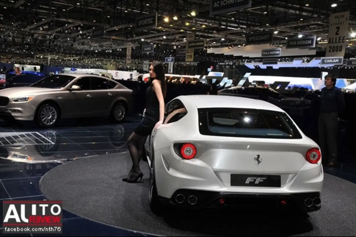 Ferrari FF - a Ginevra anche bianca (10)