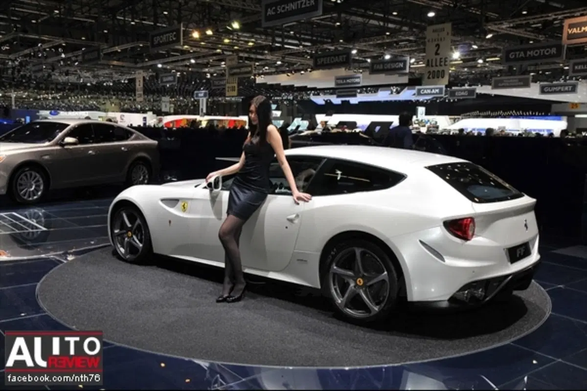 Ferrari FF - a Ginevra anche bianca (11)