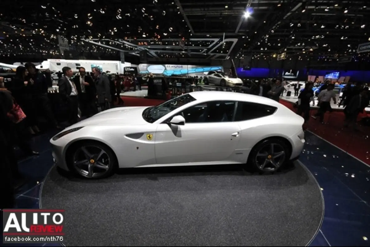 Ferrari FF - a Ginevra anche bianca (12)