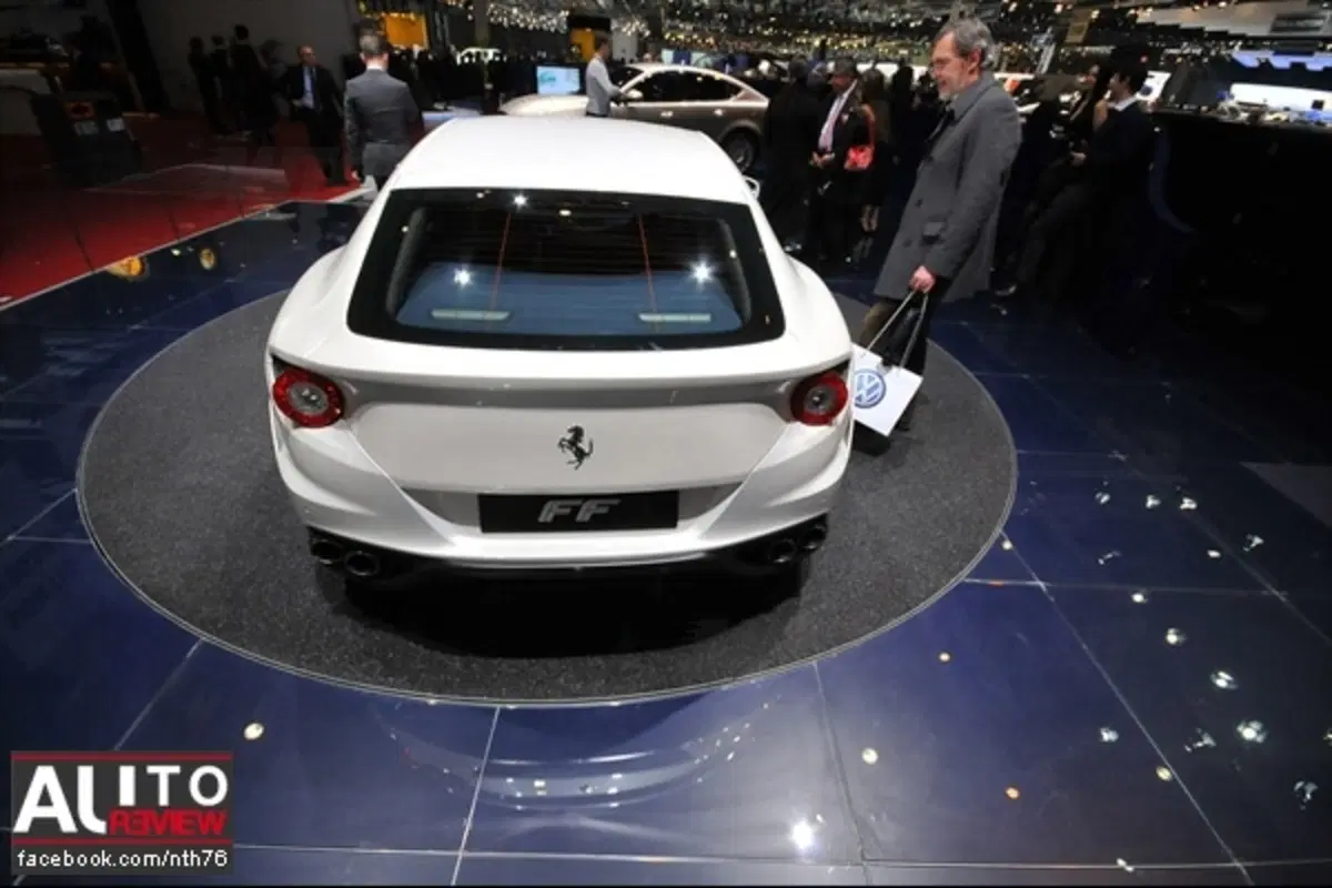 Ferrari FF - a Ginevra anche bianca (13)