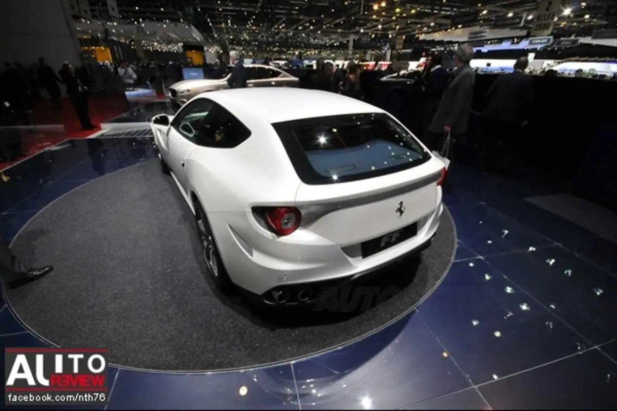 Ferrari FF - a Ginevra anche bianca (14)