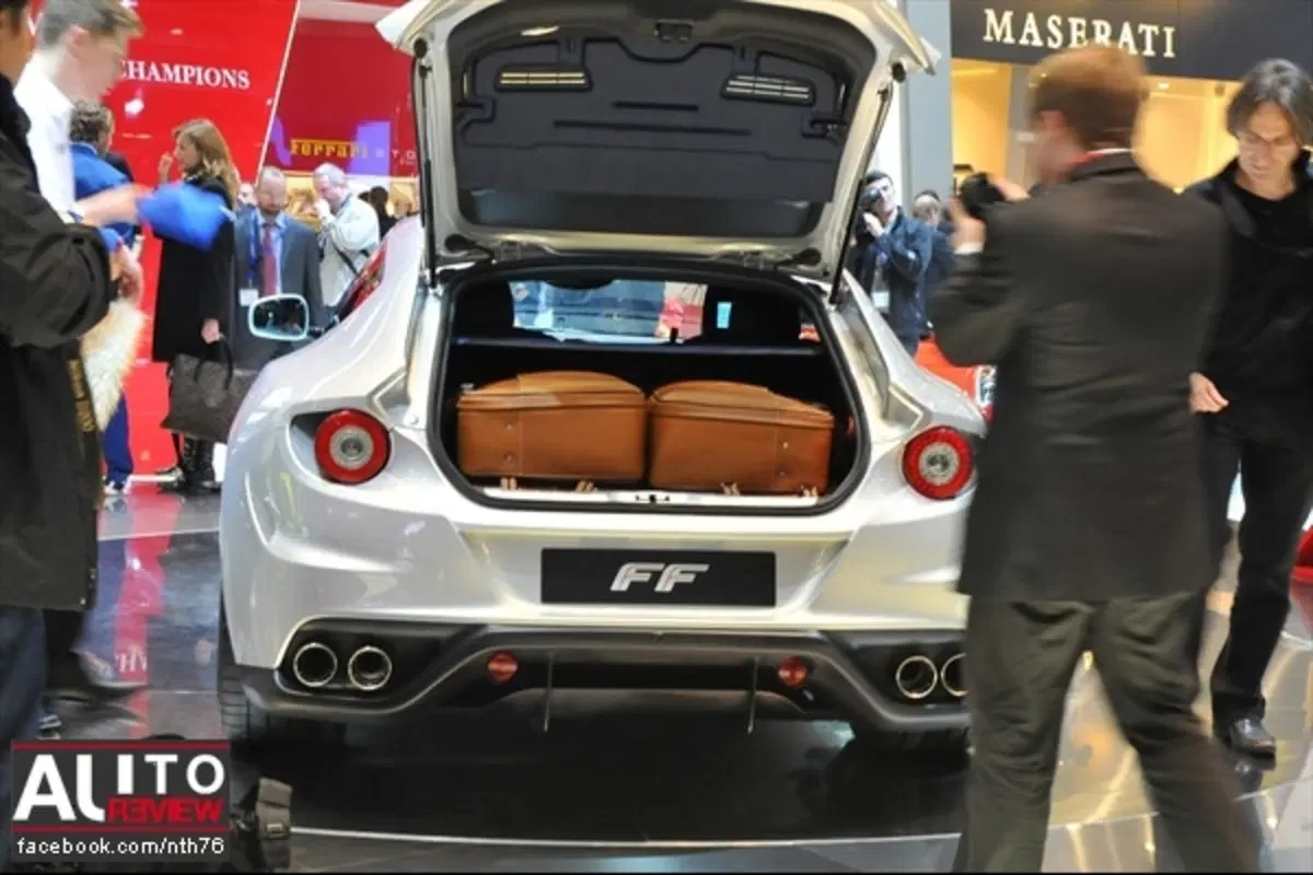 Ferrari FF - a Ginevra anche bianca (16)