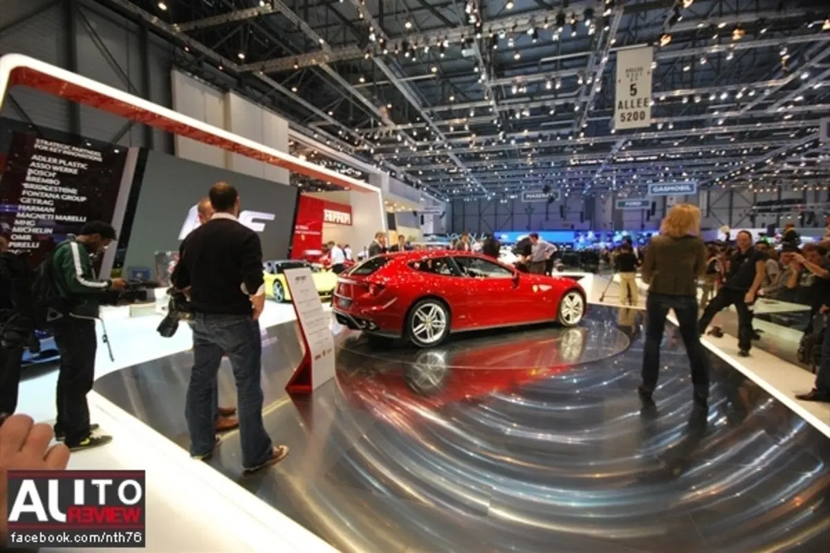 Ferrari FF - a Ginevra anche bianca (17)