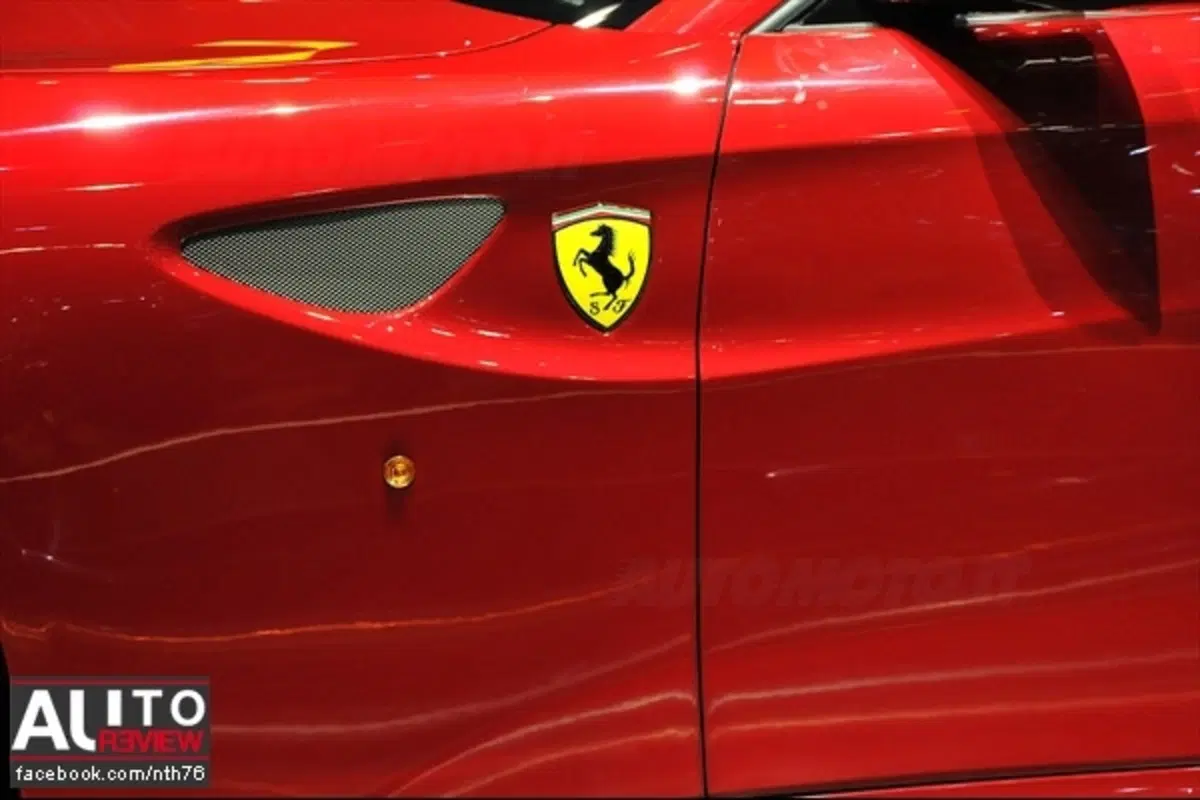Ferrari FF - a Ginevra anche bianca (19)
