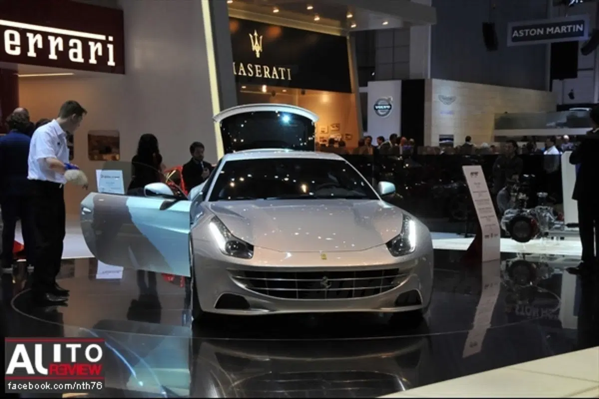 Ferrari FF - a Ginevra anche bianca (20)