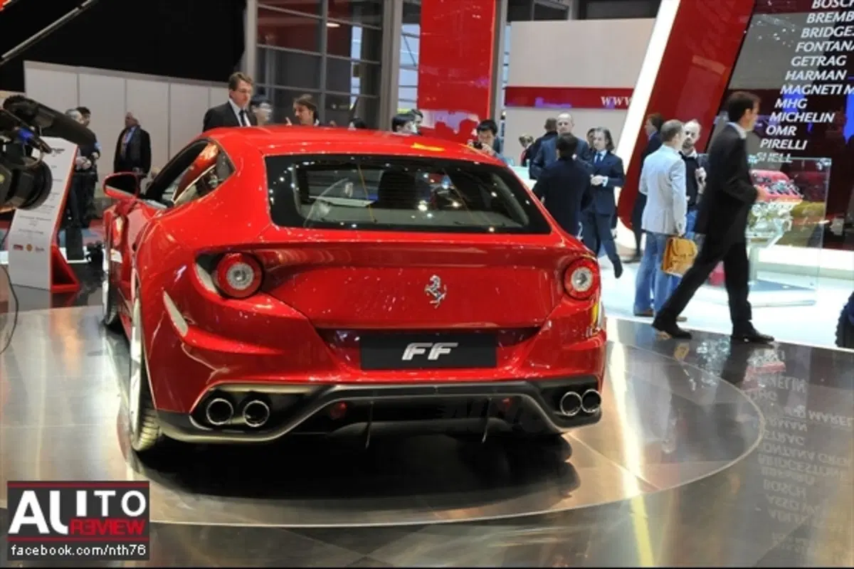 Ferrari FF - a Ginevra anche bianca (21)