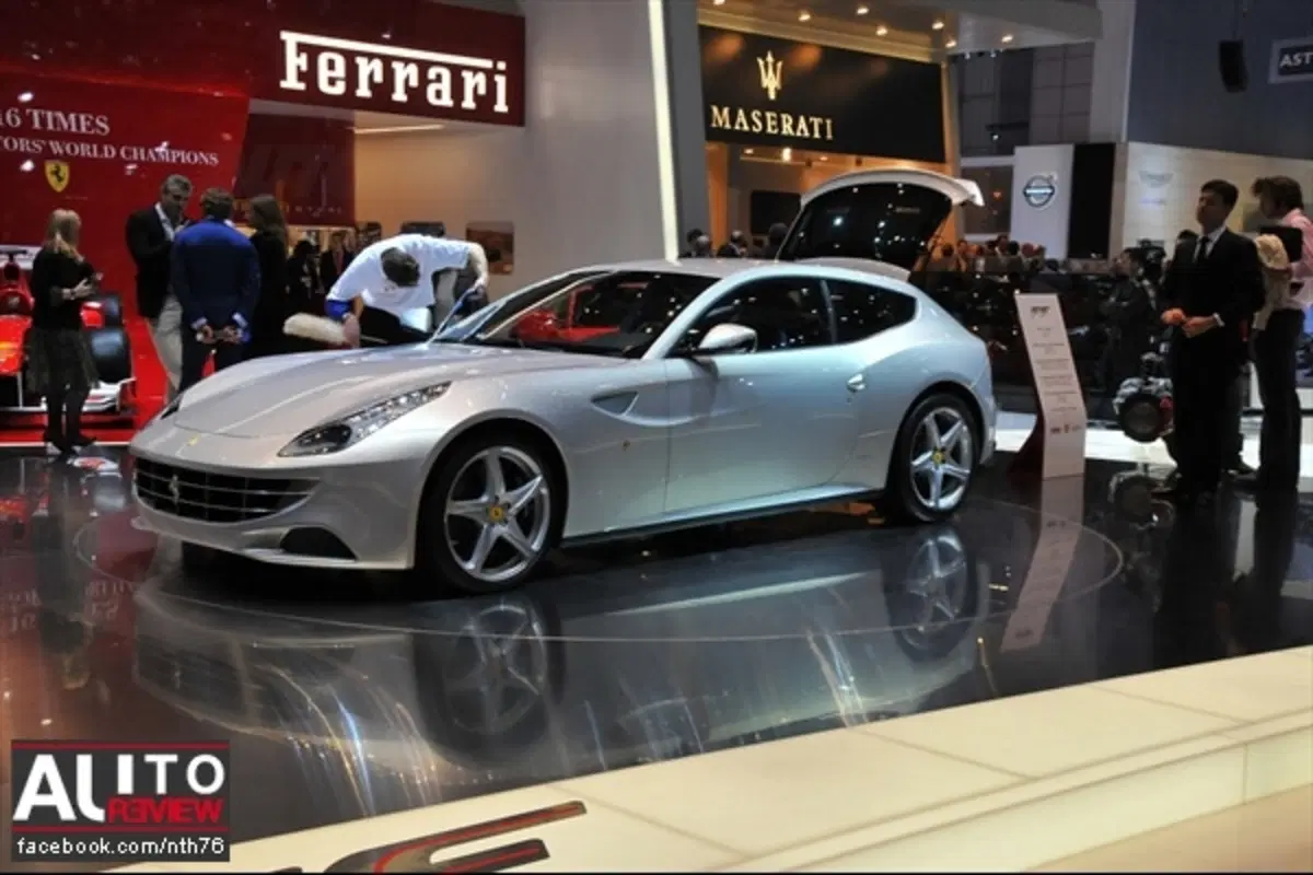 Ferrari FF - a Ginevra anche bianca (22)