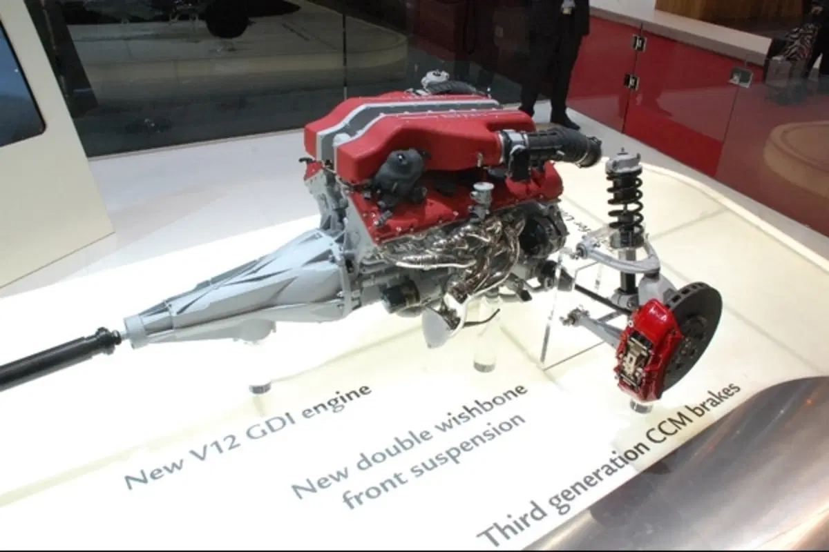 Ferrari FF - a Ginevra anche bianca (26)