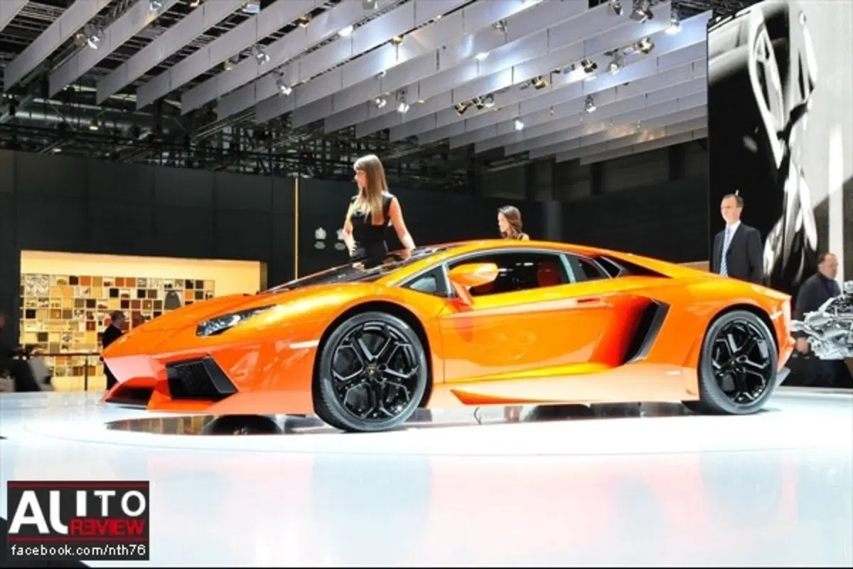 Lamborghini Aventador: due generazioni avanti (3)