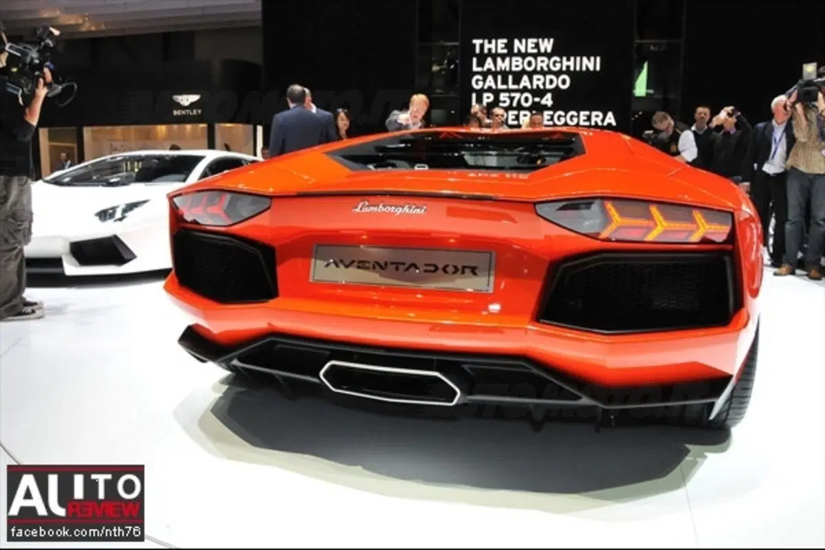 Lamborghini Aventador: due generazioni avanti (5)