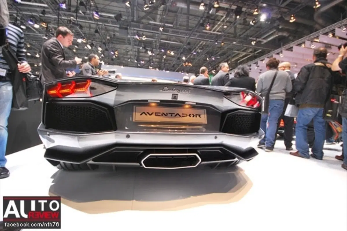Lamborghini Aventador: due generazioni avanti (9)