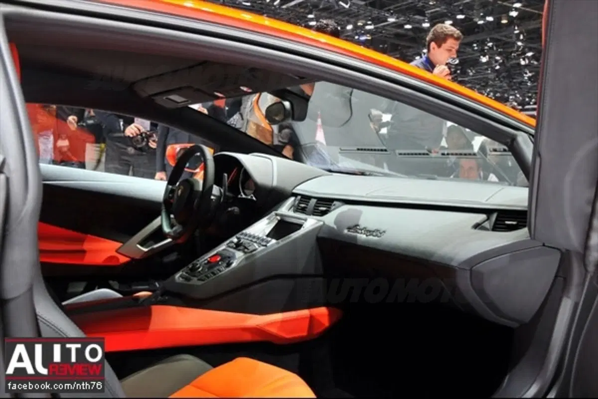 Lamborghini Aventador: due generazioni avanti (11)