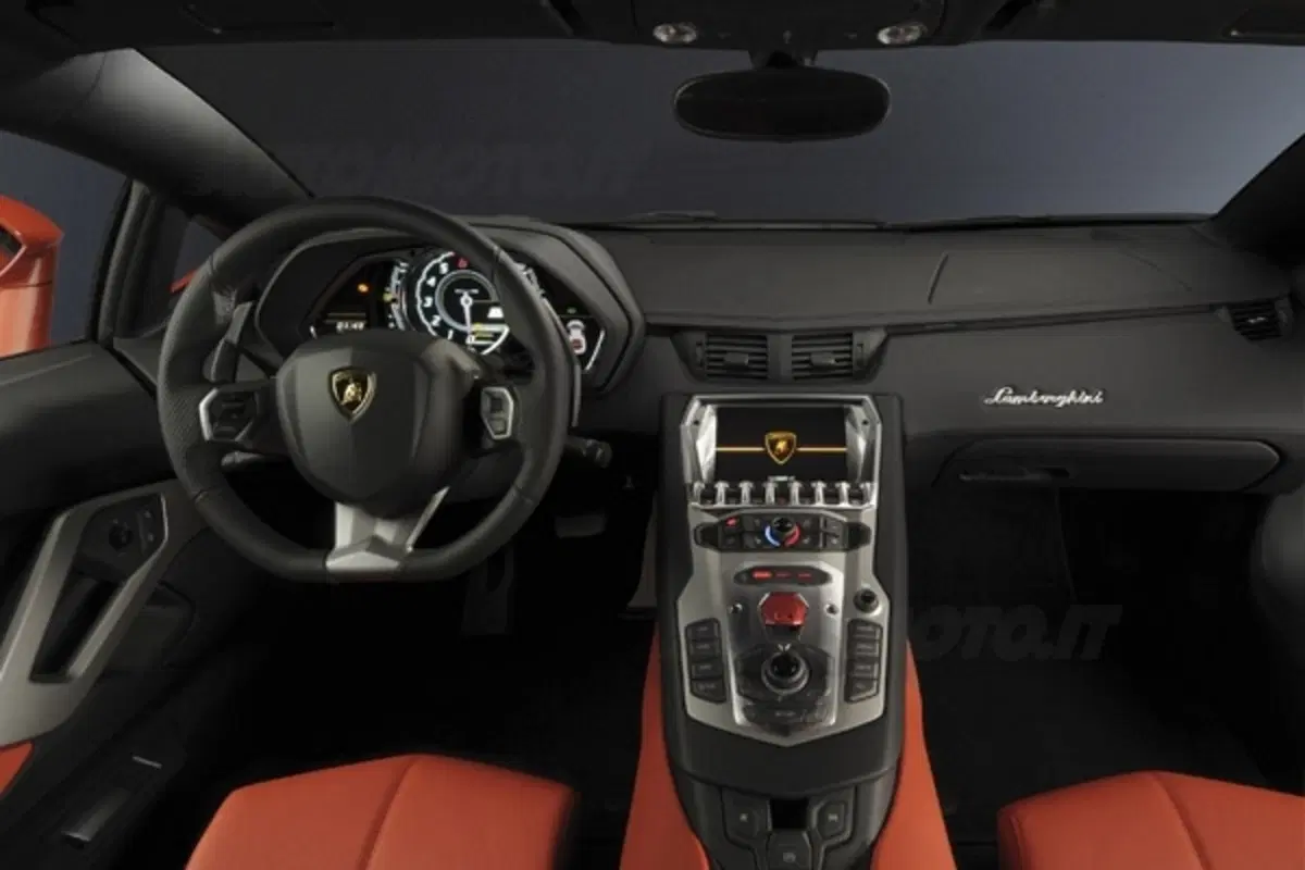 Lamborghini Aventador: due generazioni avanti (13)