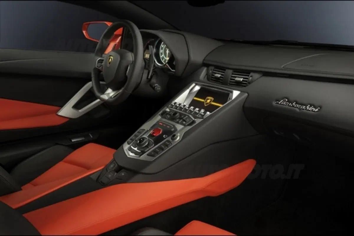 Lamborghini Aventador: due generazioni avanti (15)