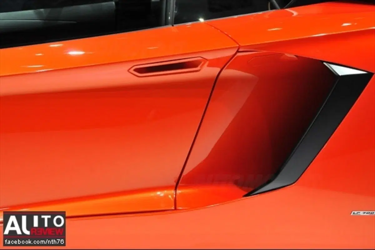 Lamborghini Aventador: due generazioni avanti (24)