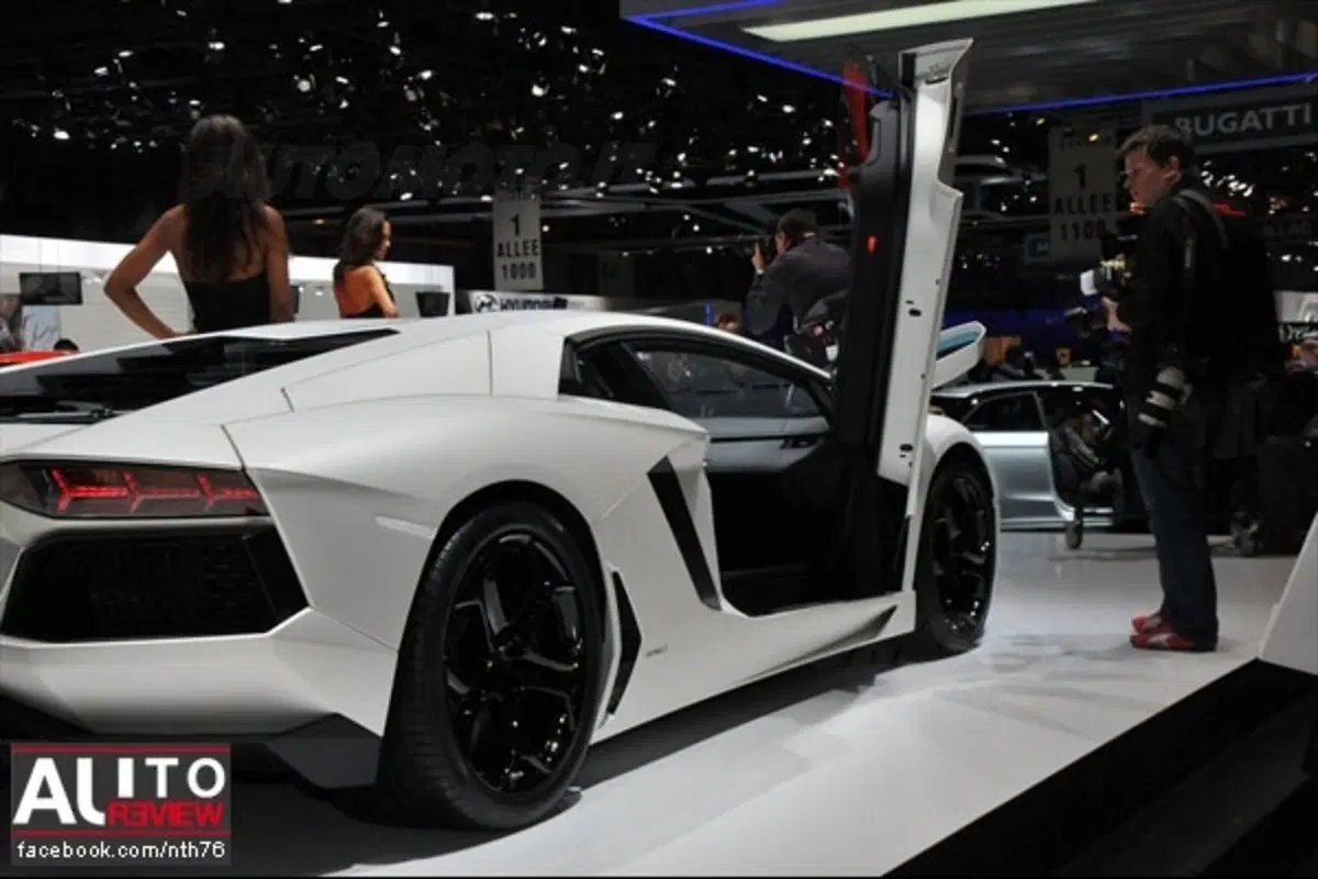 Lamborghini Aventador: due generazioni avanti (37)