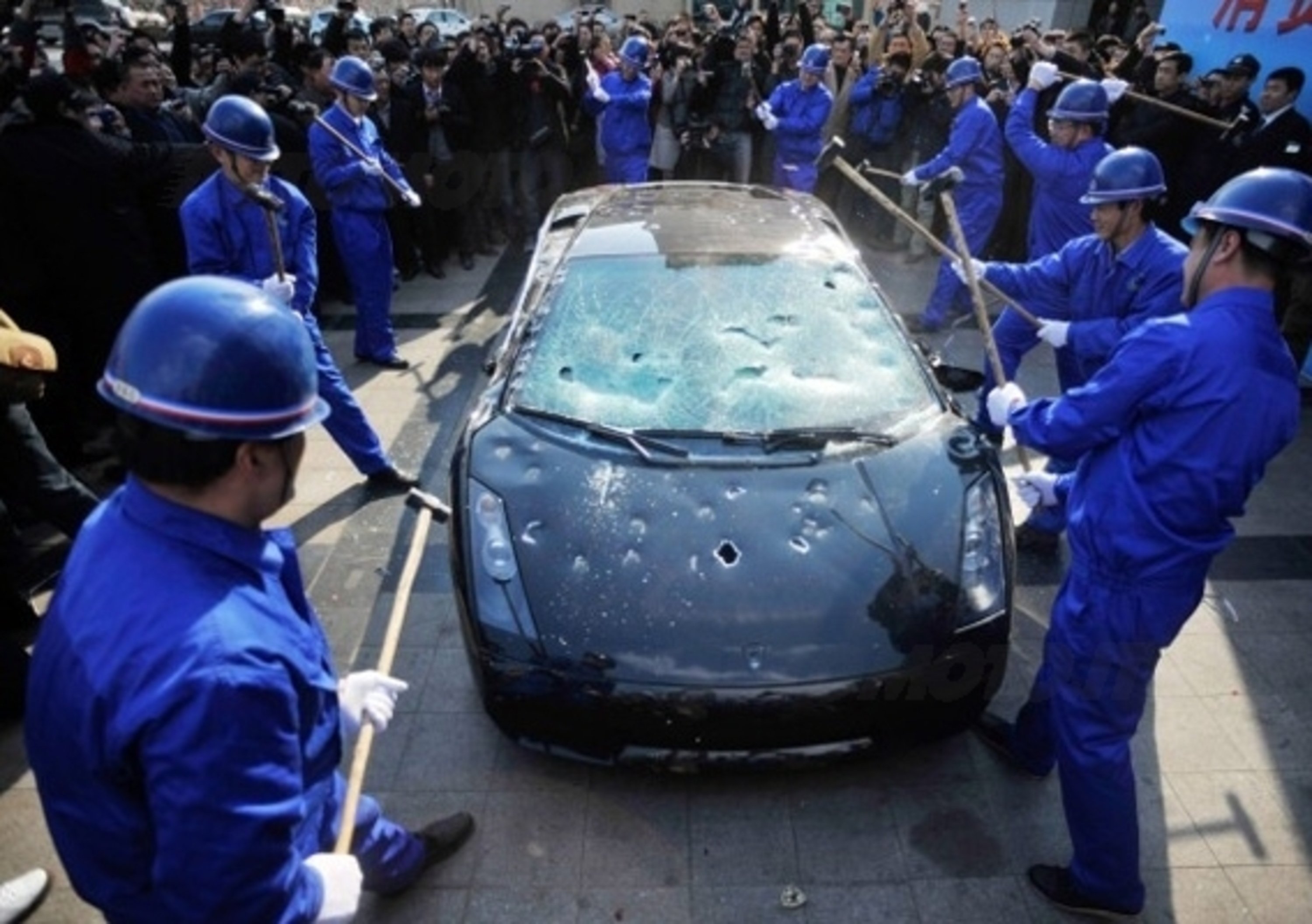 Lamborghini: una Gallardo distrutta per protesta