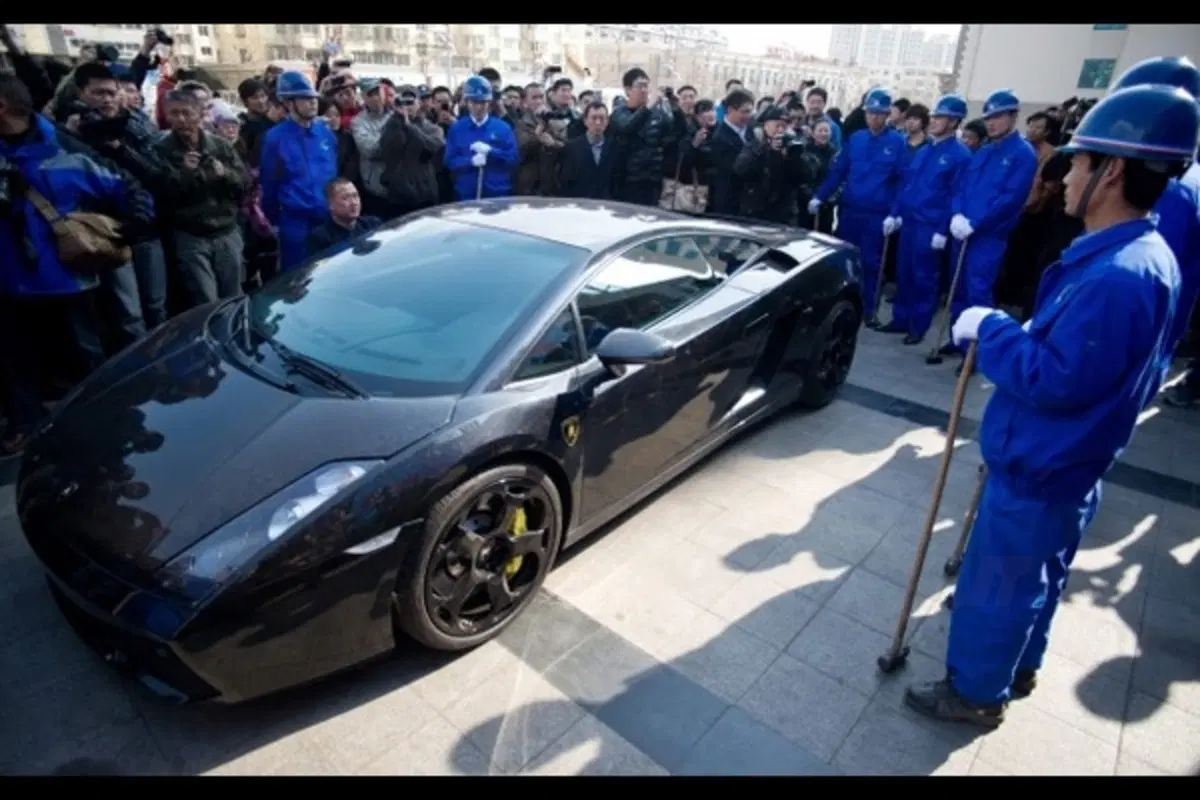 Lamborghini: una Gallardo distrutta per protesta (2)
