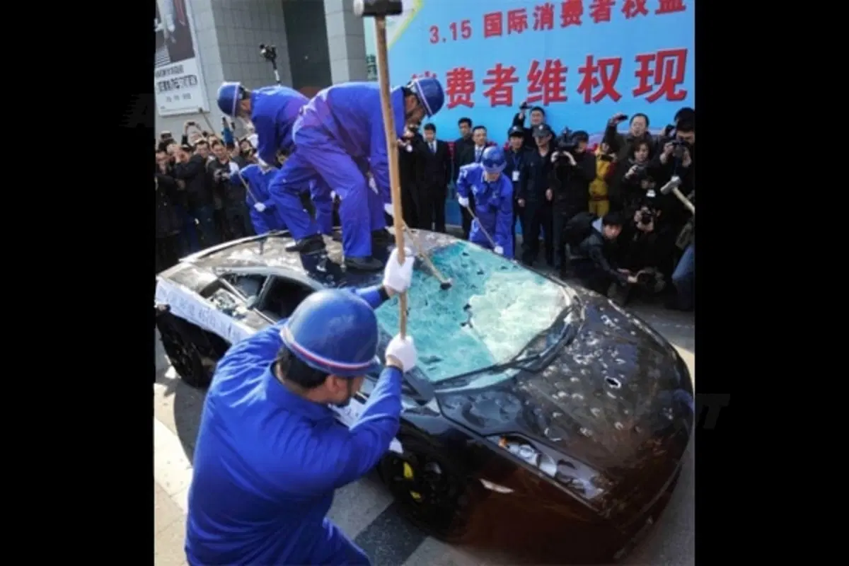 Lamborghini: una Gallardo distrutta per protesta (3)