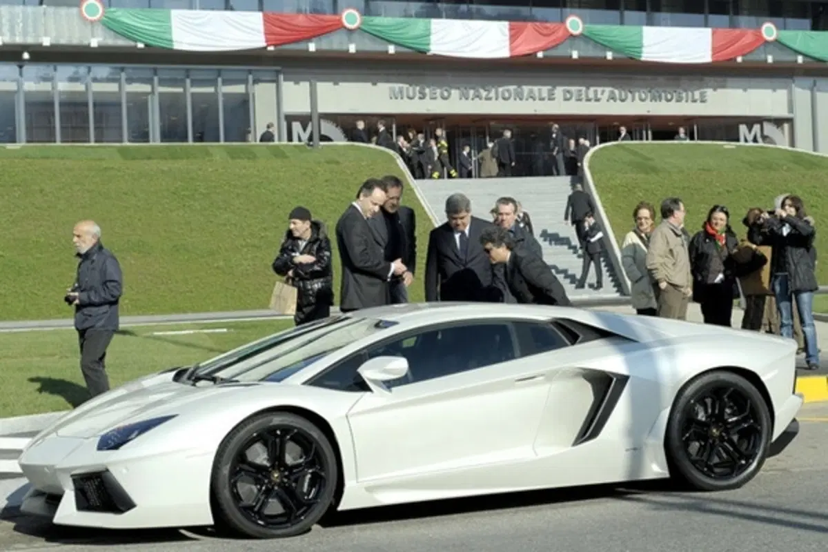 Debutto su strada per la Aventador LP700-4 (3)