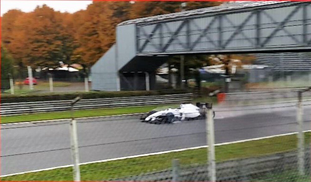 Inusuale per i giorni nostri, vedere una F1 che gira in ottobre, sotto la pioggia, a Monza