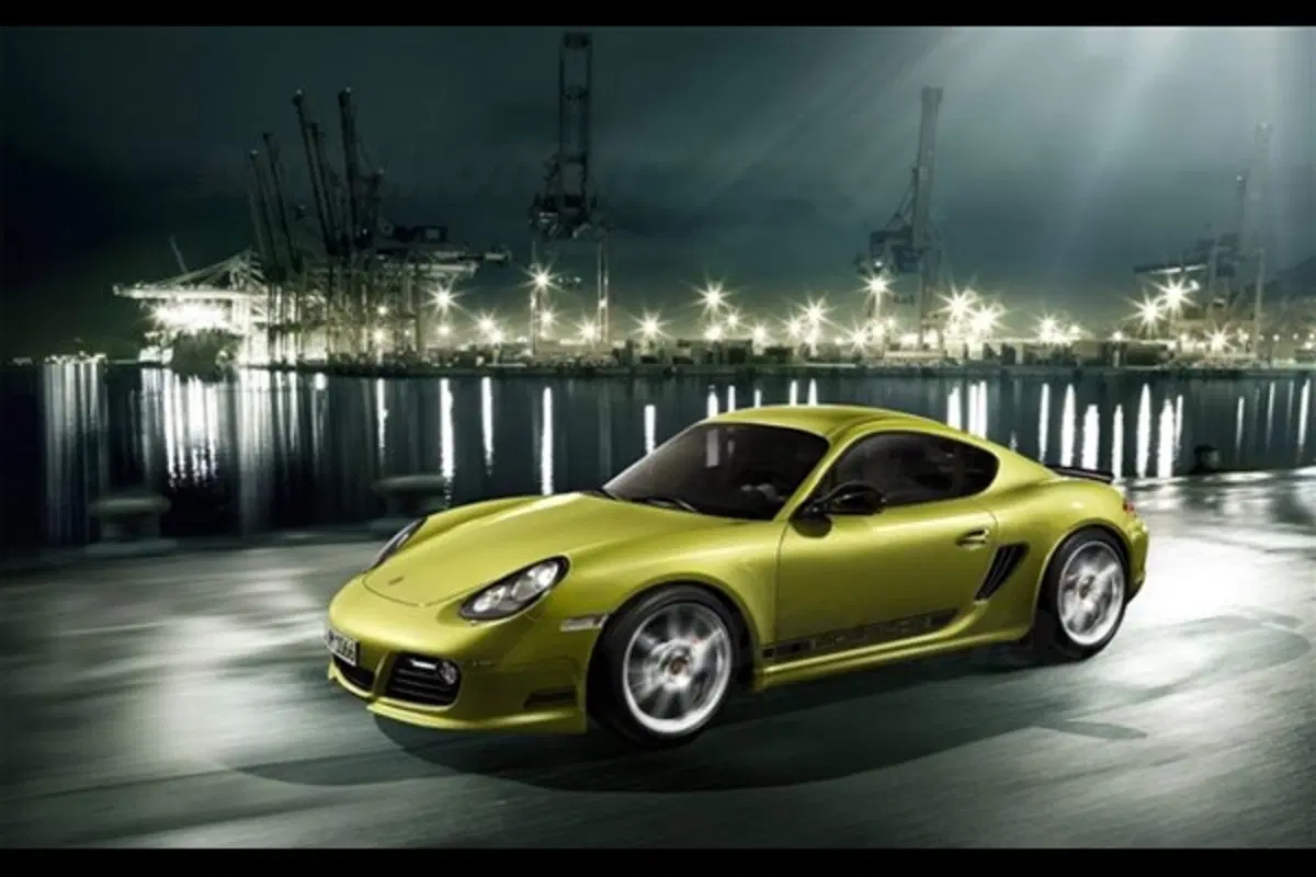 Porsche: presentata a Milano la Cayman R