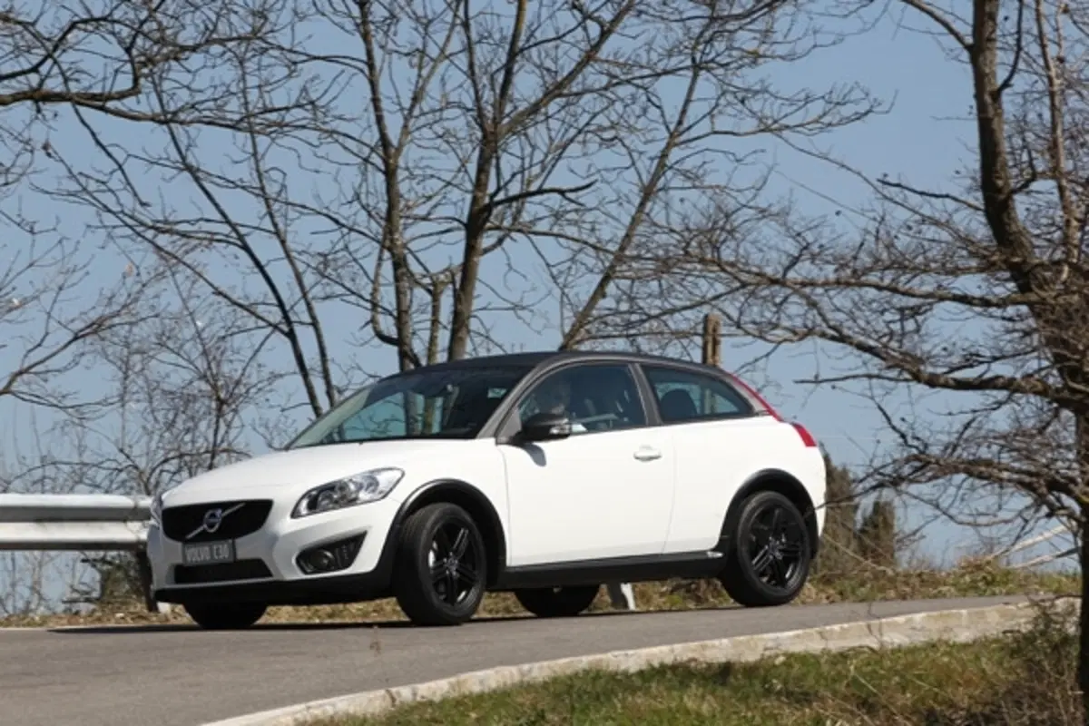 Volvo C30 Black Design (17)