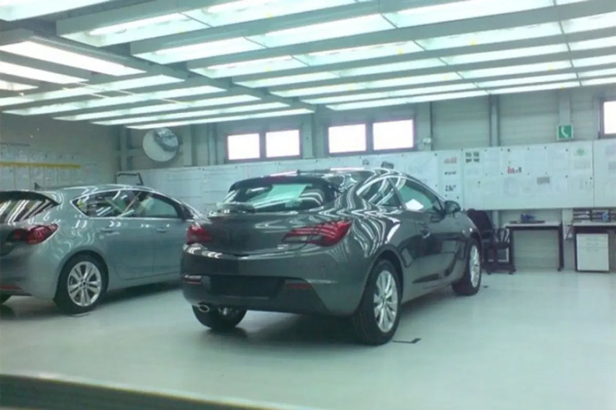 La nuova Opel Astra GTC compare su Facebook (2)