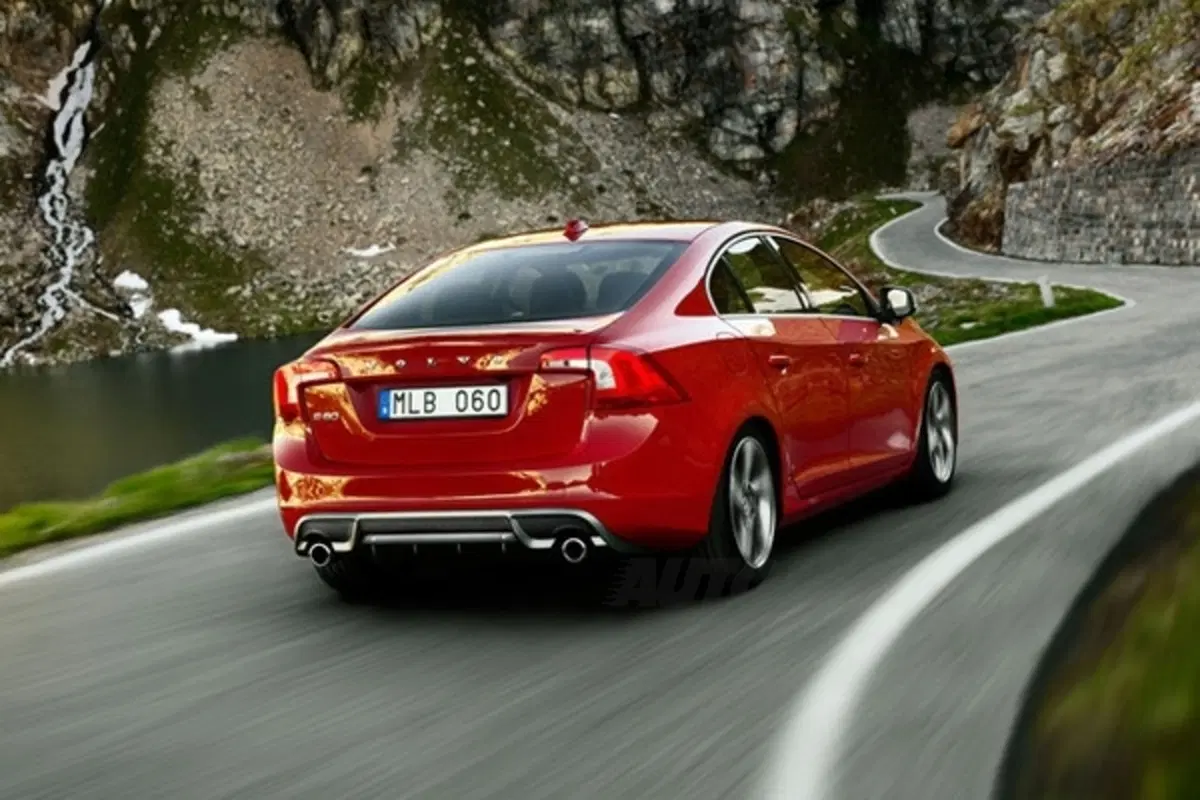 Volvo S60 e XC60 R-Design M.Y. 2012 (2)