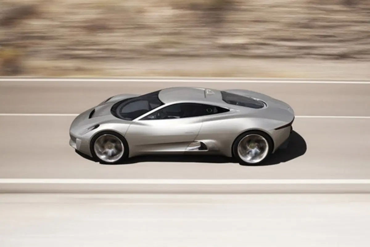 Jaguar C-X75: via libera del giaguaro (2)