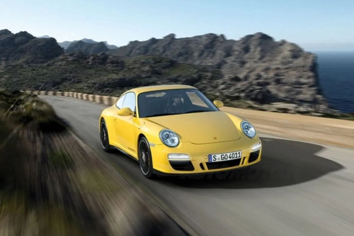 Porsche 911 Carrera 4 GTS (2)