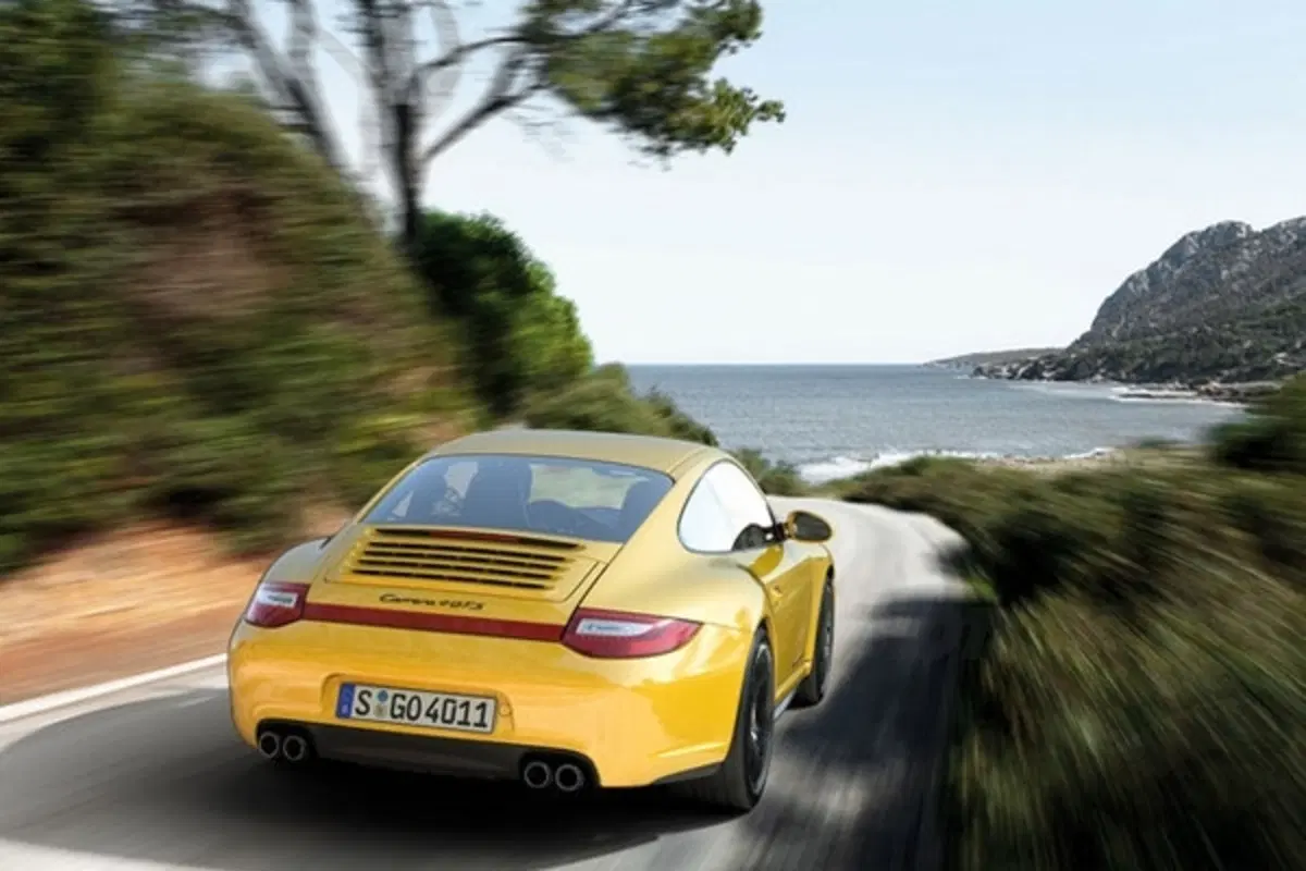 Porsche 911 Carrera 4 GTS (3)