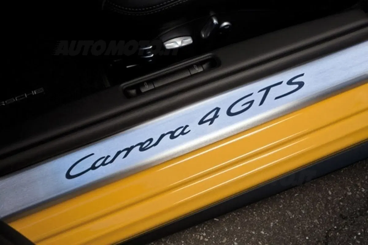 Porsche 911 Carrera 4 GTS (11)