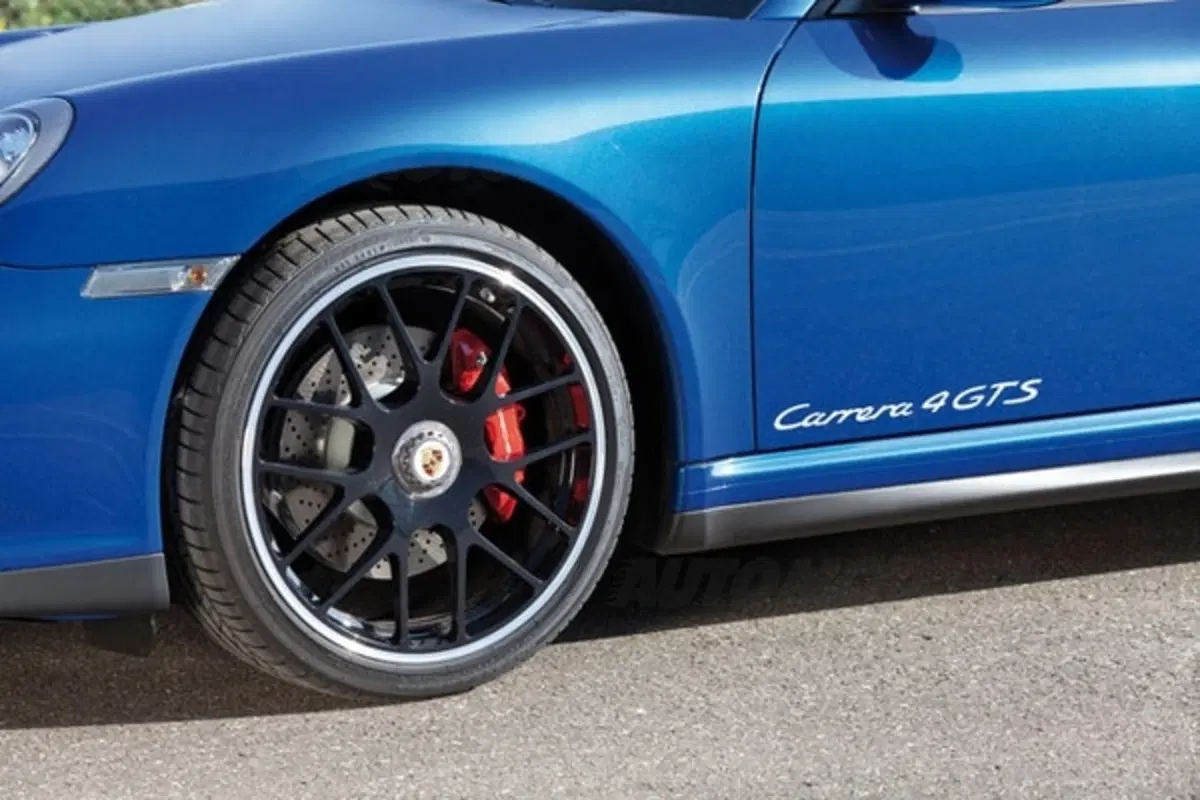 Porsche 911 Carrera 4 GTS (14)