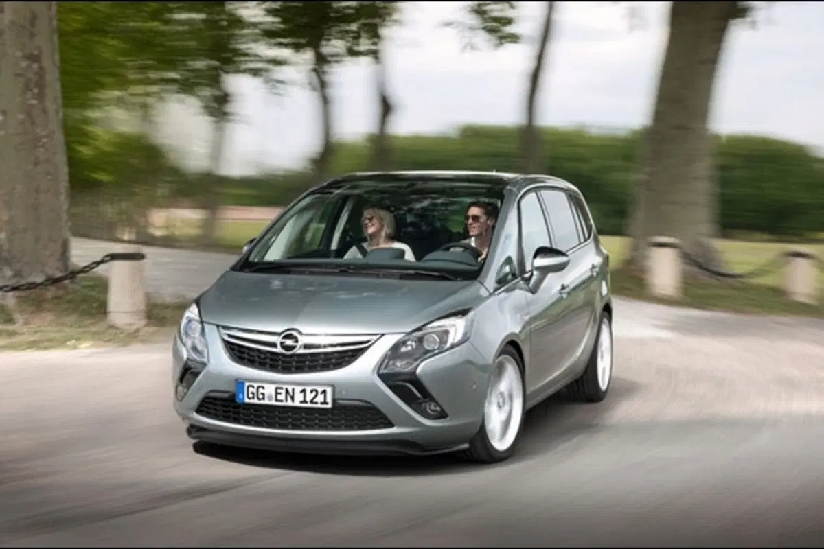 Opel Zafira Tourer: prime immagini ufficiali