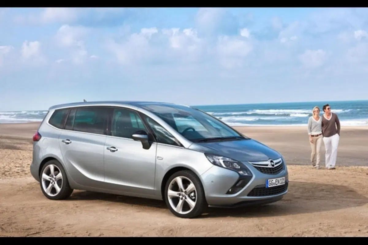 Opel Zafira Tourer: prime immagini ufficiali (9)