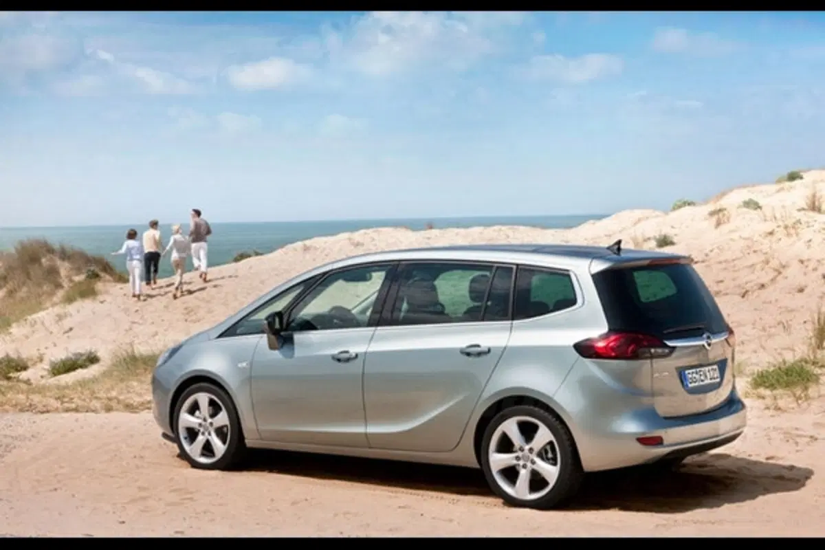 Opel Zafira Tourer: prime immagini ufficiali (10)